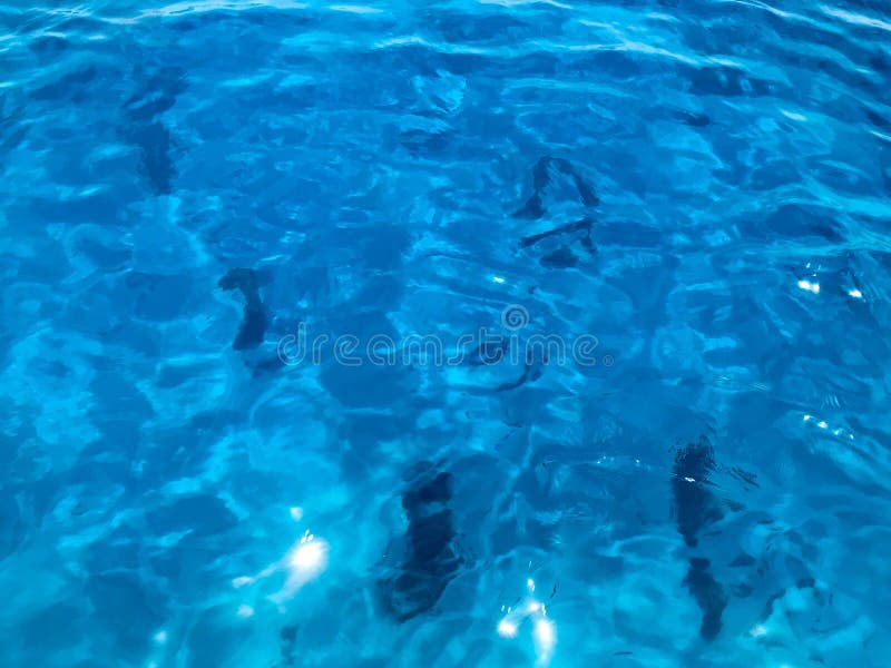 美丽的蓝色海透明透明湿栏杆,发光的盐水,海,海洋,海表面背景纹理 库存照片 美丽的蓝色海透明透明湿栏杆,发光的盐水,海,海洋,海表面背景纹理 库存照片