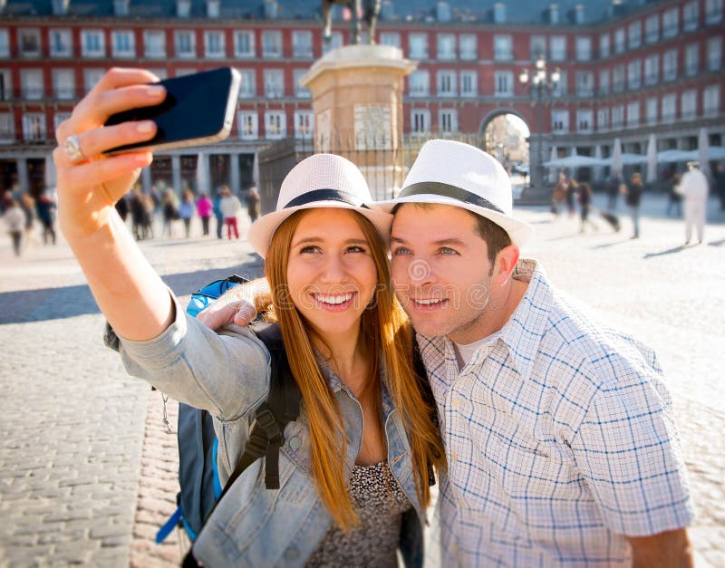 美丽的访问假日学生的朋友旅游夫妇欧洲交换拍selfie照片 免版税库存照片 美丽的访问假日学生的朋友旅游夫妇欧洲交换拍selfie照片 免版税库存照片
