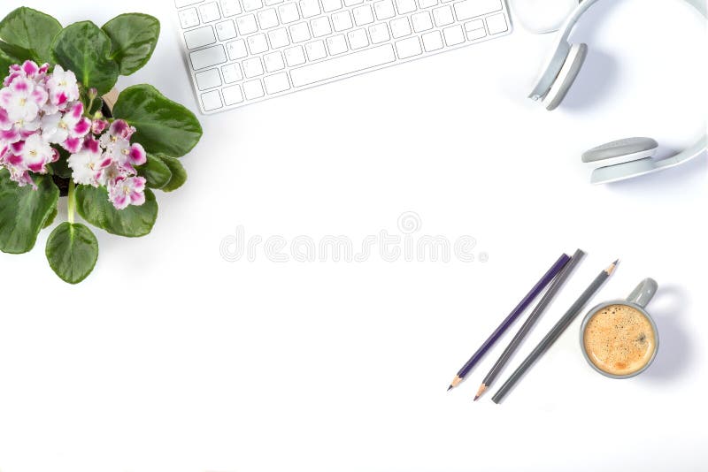 美丽的轻的大模型 白色现代键盘、耳机、颜色铅笔、可爱的花盆和小灰色咖啡在白色的 库存照片 美丽的轻的大模型 白色现代键盘、耳机、颜色铅笔、可爱的花盆和小灰色咖啡在白色的 库存照片