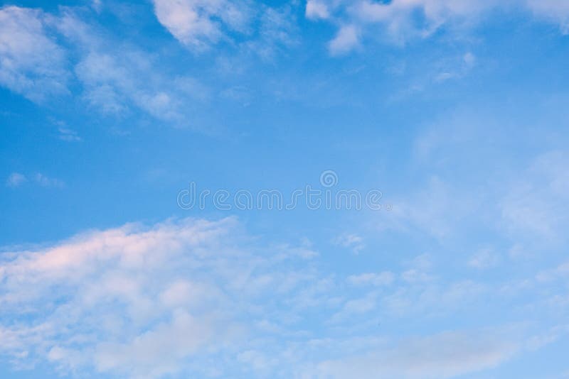 美丽高蓬云蓝天背景清新臭氧空气晴天美丽天然明光复制空间 无p 免版税库存照片 美丽高蓬云蓝天背景清新臭氧空气晴天美丽天然明光复制空间 无p 免版税库存照片