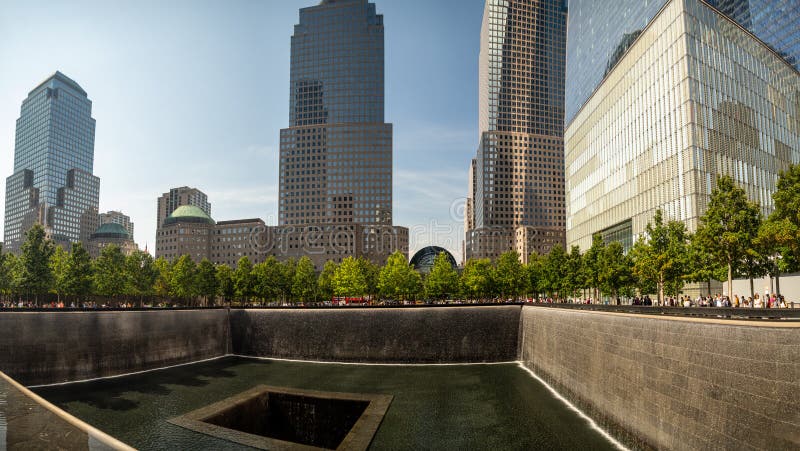美利坚合众国纽约曼哈顿:世贸中心9-11恐怖袭击受害者纪念碑和木 免版税库存图片 美利坚合众国纽约曼哈顿:世贸中心9-11恐怖袭击受害者纪念碑和木 免版税库存图片