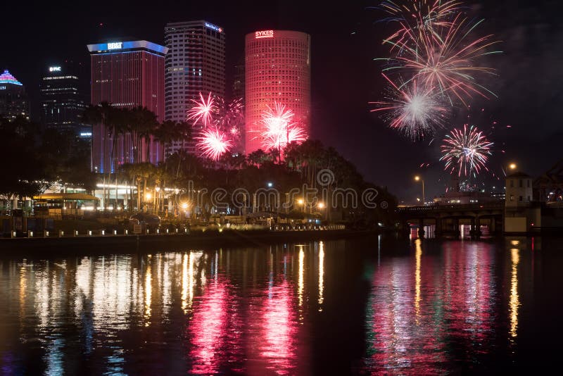 美国佛罗里达州坦帕市 — 2020年1月1日:城中的新年烟花 朱利安B 莱恩河滨公园 图库摄影 美国佛罗里达州坦帕市 — 2020年1月1日:城中的新年烟花 朱利安B 莱恩河滨公园 图库摄影