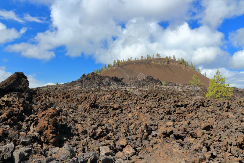 美国俄勒冈州纽贝里国家火山纪念碑熔岩布特煤渣锥及熔岩场景 库存图片 美国俄勒冈州纽贝里国家火山纪念碑熔岩布特煤渣锥及熔岩场景 库存图片