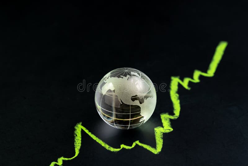 美国或美国股票和投资成长,装饰与团结的状态地图的发光的玻璃地球在有白垩的深黑色黑板 图库摄影 美国或美国股票和投资成长,装饰与团结的状态地图的发光的玻璃地球在有白垩的深黑色黑板 图库摄影