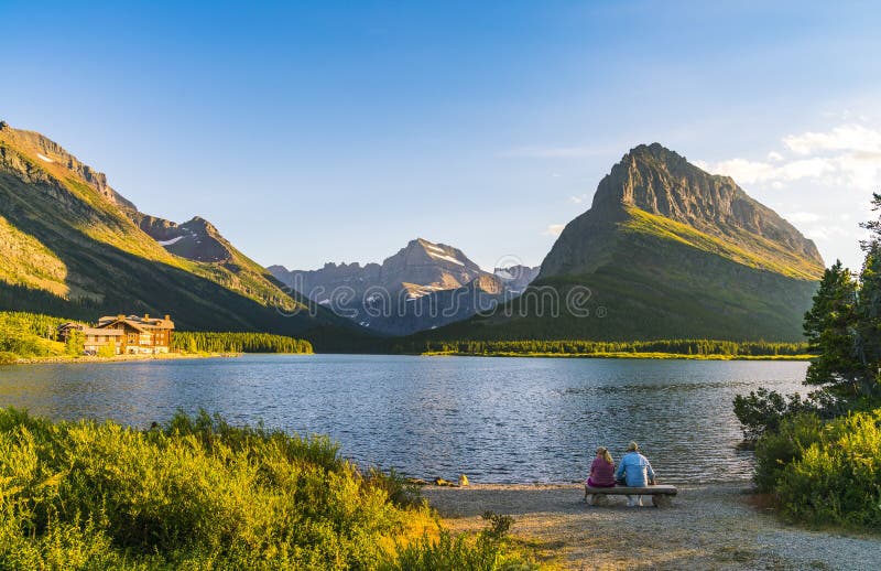 美国蒙大拿州蒙大拿州冰川国家公园Many Glacier Area的Swiftcurrent Lake日出时的美丽风景 库存图片