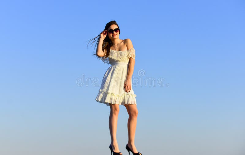 美女 戴太阳镜的漂亮年轻女人 夏装 美丽女孩的画像 海滩 免版税库存照片 美女 戴太阳镜的漂亮年轻女人 夏装 美丽女孩的画像 海滩 免版税库存照片