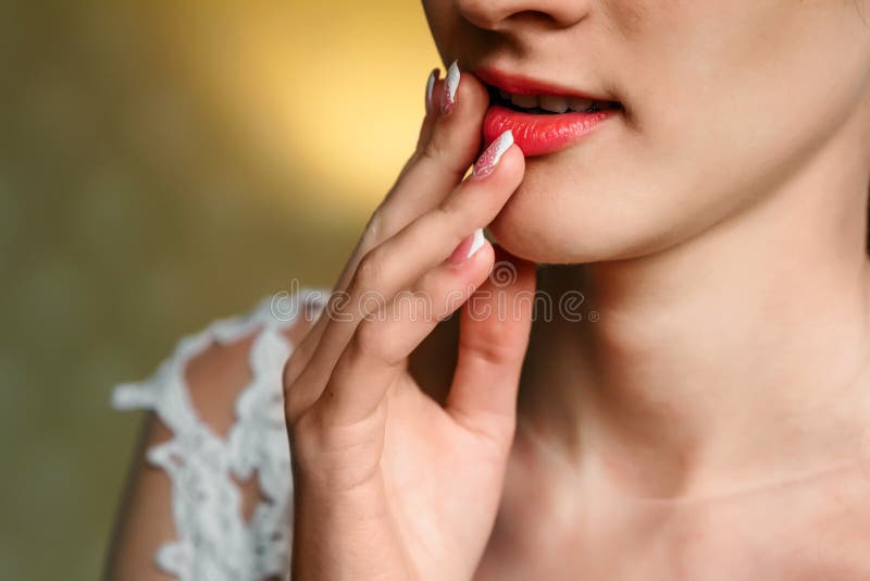美女脸 漂亮年轻性感黑发女性的工作室肖像,她们的妆容自然,皮肤和手指近乎完美 库存图片 美女脸 漂亮年轻性感黑发女性的工作室肖像,她们的妆容自然,皮肤和手指近乎完美 库存图片