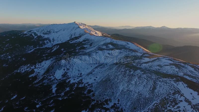 美好的风景雪山峰日落启发冒险冬季旅行空中飞行日出宗教崇拜