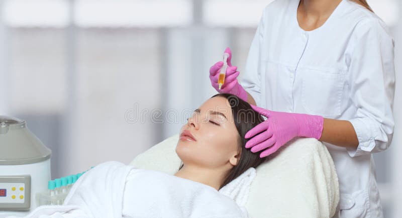 美容师在美容院为美女的脱发提供治疗 问题皮肤美容的治疗 库存照片 美容师在美容院为美女的脱发提供治疗 问题皮肤美容的治疗 库存照片
