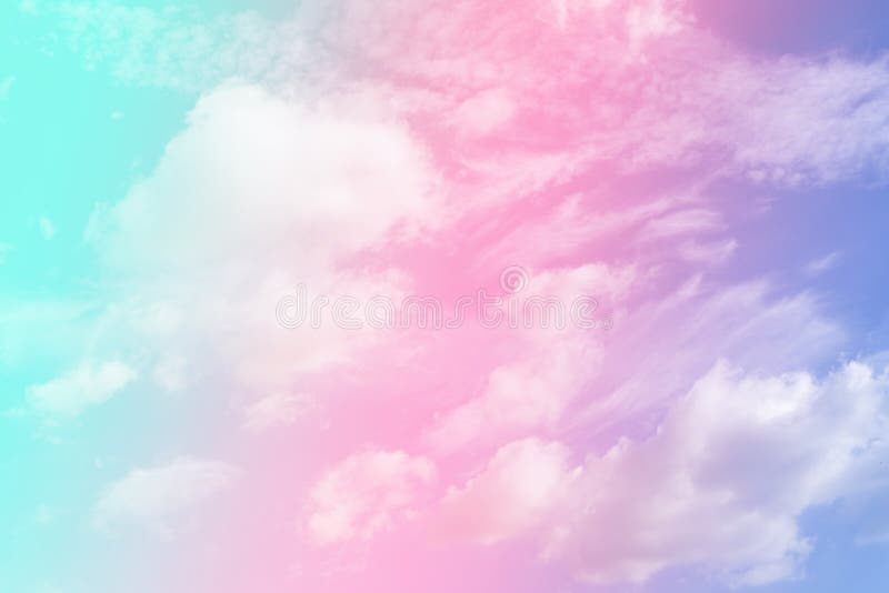 美感抽象的甜柔和水墨与幻影的蓝色渐变 幻幻的天空多云 浪漫情感背景 库存图片