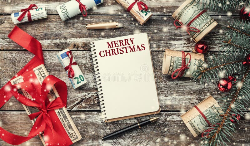 老木头Xmas背景 与美国和欧洲金钱的圣诞树 礼品节假日意大利罗马纪念品 顶视图 库存图片 老木头Xmas背景 与美国和欧洲金钱的圣诞树 礼品节假日意大利罗马纪念品 顶视图 库存图片