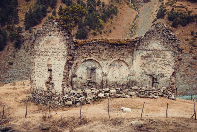 老被破坏的教会， Dartlo村庄遗骸  冒险假日在Tusheti 旅行向乔治亚 登上风景 绿色生态游览