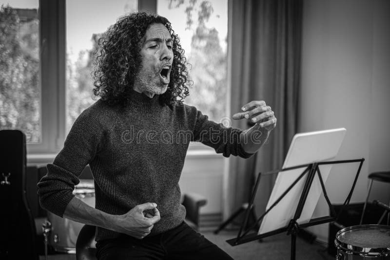 职业歌手提供在线演唱课程. 免版税图库摄影