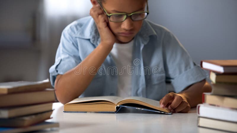 聪明的小男孩读书堆书,为检查做准备, homeschooling 免版税库存照片 聪明的小男孩读书堆书,为检查做准备, homeschooling 免版税库存照片