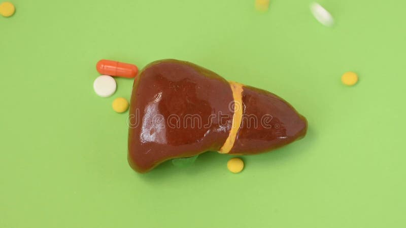 肝和药丸药物. 治疗肝病概念. 药丸和胶囊从上而下 影视素材