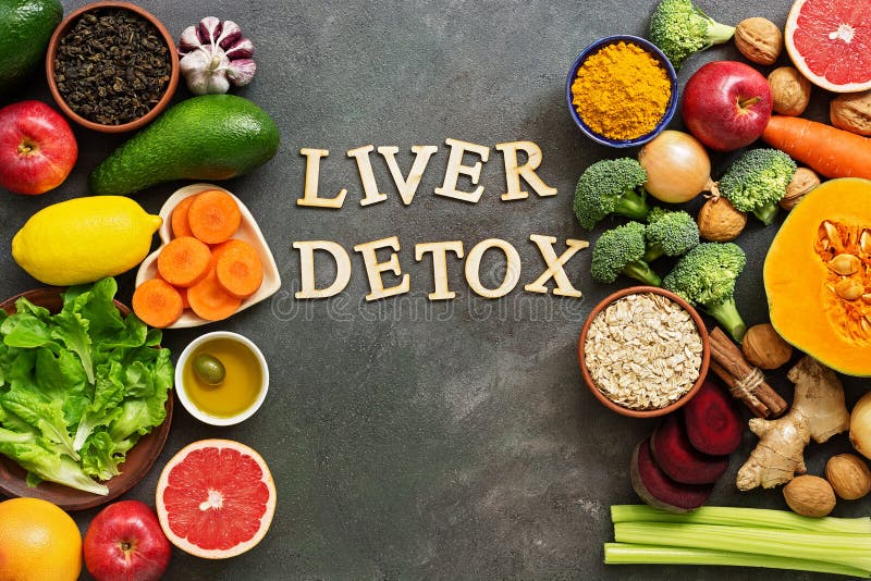 肝排毒饮食概念 肝、水果、蔬菜、坚果、橄榄油、柑橘水果、绿茶的健康饮食观