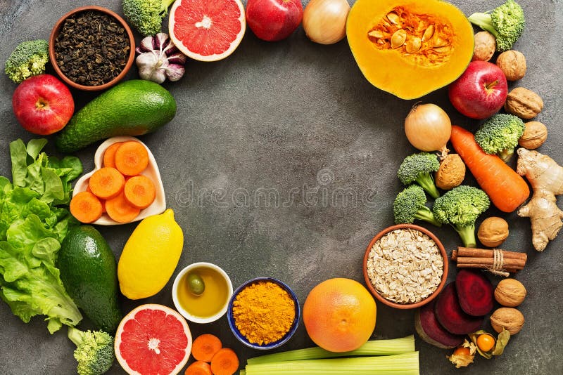肝排毒饮食概念 肝、水果、蔬菜、坚果、橄榄油、柑橘水果、绿茶的健康饮食观