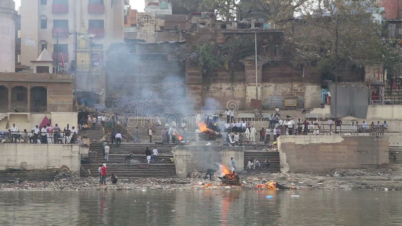 肮脏的ghat的人们，当火烧在岸，从小船的看法