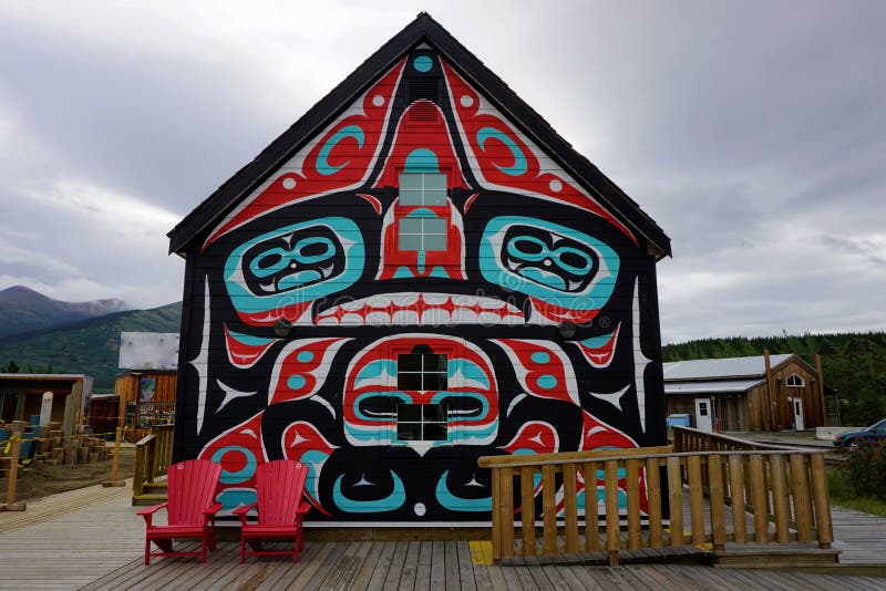 独特的彩绘房屋位于加拿大育空地区的卡克罗斯 库存图片