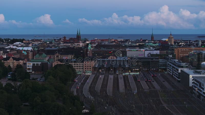 背景中火车站建筑物与城市和海景的空中拍摄. 黄昏时分的大都会. 赫尔辛基芬兰