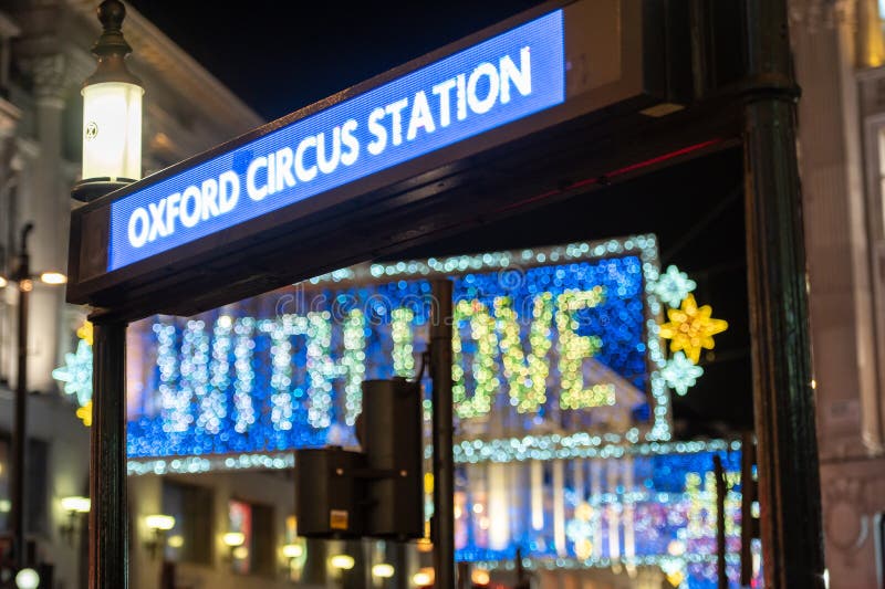 背景中牛津马戏团地铁站用牛津街圣诞灯照亮标志