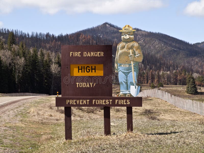背景熊被烧的山符号smokey