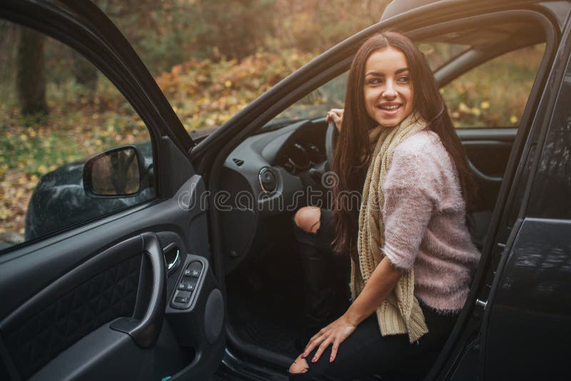 自动背景的长发浅黑肤色的男人 一个女性模型穿毛线衣和围巾 秋天概念查出的白色 秋天 库存图片 自动背景的长发浅黑肤色的男人 一个女性模型穿毛线衣和围巾 秋天概念查出的白色 秋天 库存图片