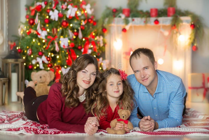 自圣诞前夕的家庭在壁炉 打开Xmas礼物的孩子 孩子在与礼物盒的圣诞树下 装饰的生活 免版税图库摄影 自圣诞前夕的家庭在壁炉 打开Xmas礼物的孩子 孩子在与礼物盒的圣诞树下 装饰的生活 免版税图库摄影
