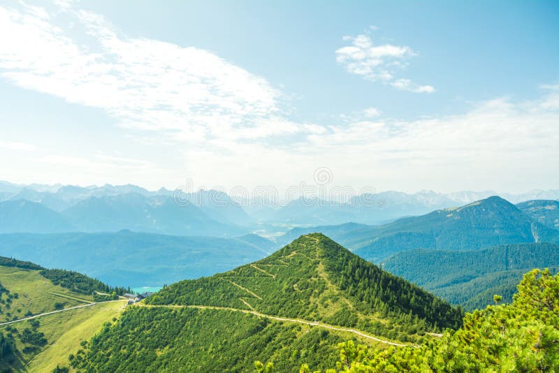 自然和山美丽的景色从Herzogstand山,巴伐利亚,德国 免版税图库摄影 自然和山美丽的景色从Herzogstand山,巴伐利亚,德国 免版税图库摄影