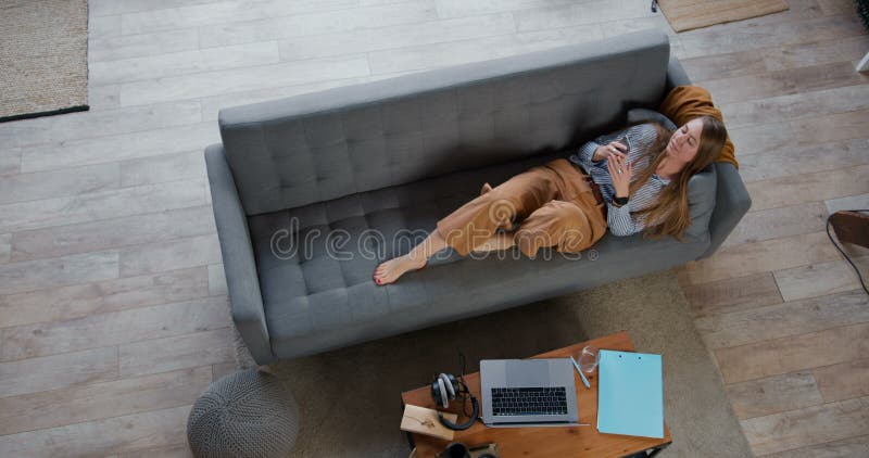 自由职业概念 顶视灯下年轻放松的金发美女用智能手机和笔记本电脑在家工作 库存照片 自由职业概念 顶视灯下年轻放松的金发美女用智能手机和笔记本电脑在家工作 库存照片
