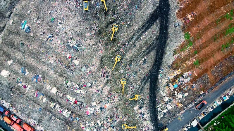 航视 大型山地填埋场 拖拉机将垃圾带到印尼贝卡西的垃圾填埋场