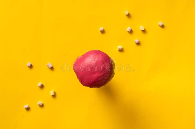 色的上釉圆环和蛋白软糖秋天或者蝇在行动反对桃红色和黄色淡色背景 食物的概念 免版税库存照片 色的上釉圆环和蛋白软糖秋天或者蝇在行动反对桃红色和黄色淡色背景 食物的概念 免版税库存照片