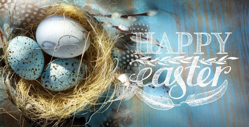 艺术复活节快乐;在篮子的复活节彩蛋在蓝色桌backgrou
