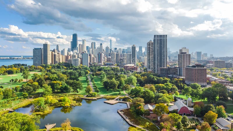 芝加哥地平线鸟瞰图,从林肯公园的芝加哥街市摩天大楼都市风景从上面密执安湖和城市, 免版税图库摄影 芝加哥地平线鸟瞰图,从林肯公园的芝加哥街市摩天大楼都市风景从上面密执安湖和城市, 免版税图库摄影