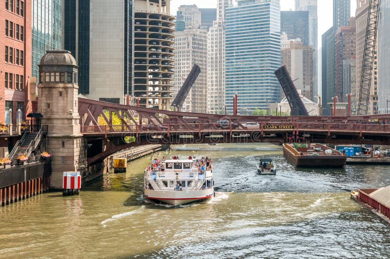 芝加哥河上的游船
