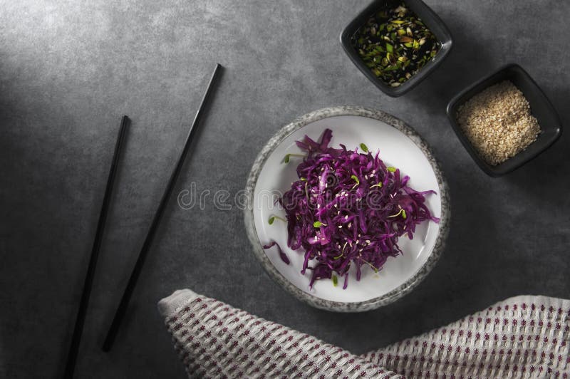 芝麻微绿红菜沙拉 库存照片