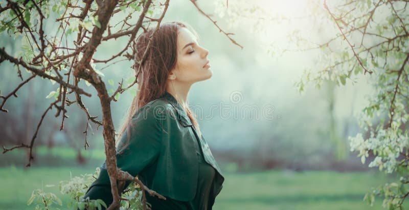 花园自然美女,雾中花园美美少女 库存图片