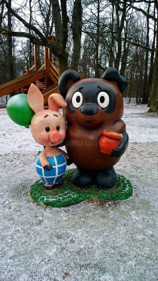 苏联动画片的英雄-与蜂蜜罐和小猪的小熊维尼与气球