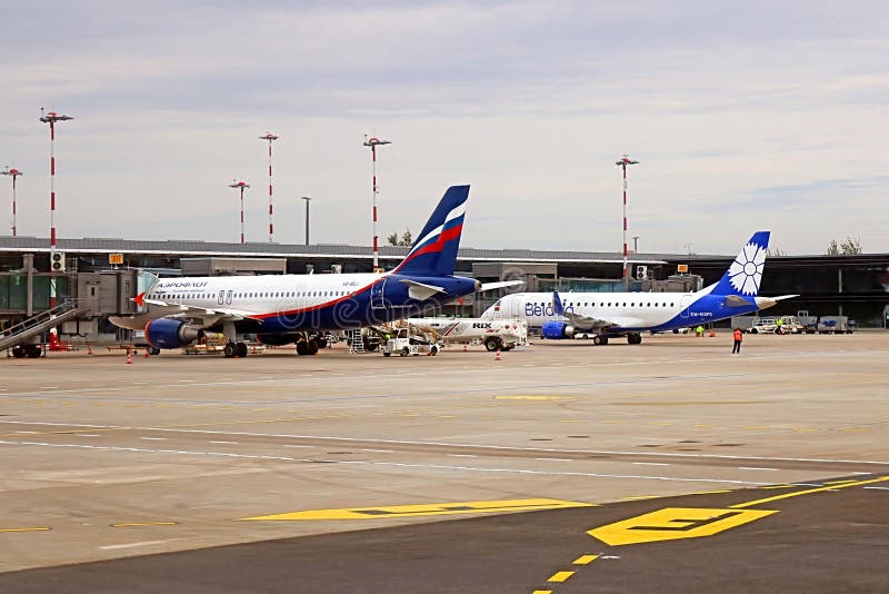 苏航俄国航空公司和Belavia白俄罗斯语航空公司飞机早晨，里加，拉脱维亚 免版税图库摄影