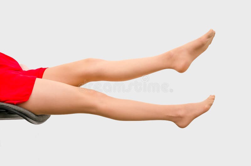 苗条妇女腿舒展了在一把椅子的平直的开会在白色背景 性别,诱惑,妇女的健康 库存照片 苗条妇女腿舒展了在一把椅子的平直的开会在白色背景 性别,诱惑,妇女的健康 库存照片