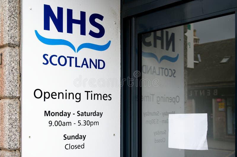 英国格拉斯哥2025年4月21日NHS诊所在病人入院时的开诊时间为数小时，天数为数天 库存照片