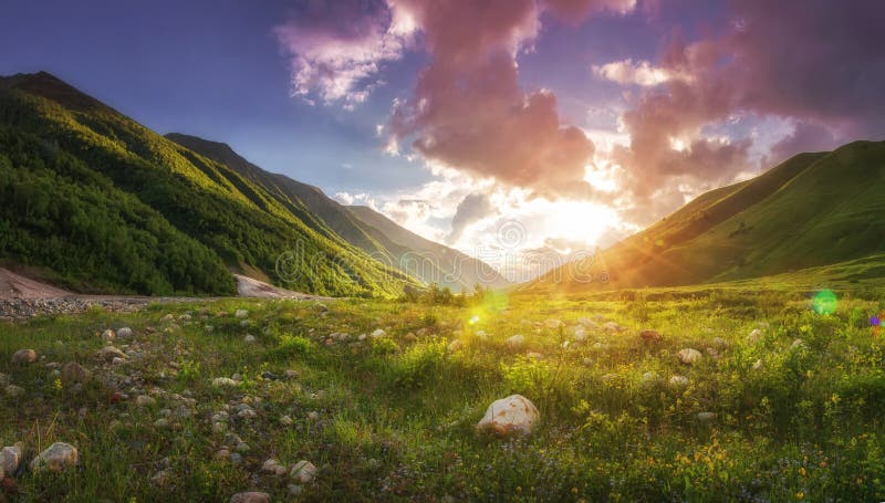 英王乔治一世至三世时期绿色山惊人的充满活力的风景在日落的与温暖的阳光 在美丽的小山的全景在Svaneti 库存照片 英王乔治一世至三世时期绿色山惊人的充满活力的风景在日落的与温暖的阳光 在美丽的小山的全景在Svaneti 库存照片