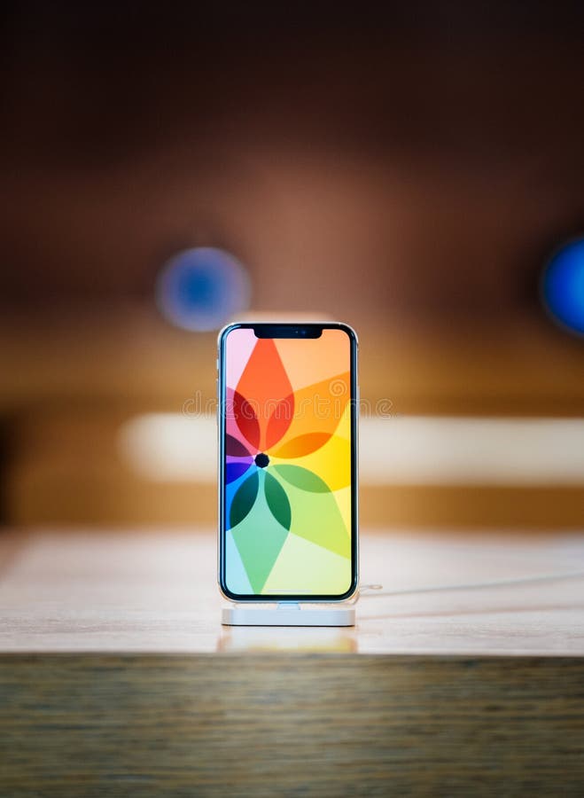 苹果计算机iPhone x在苹果计算机商店超级视网膜显示销售 图库摄影