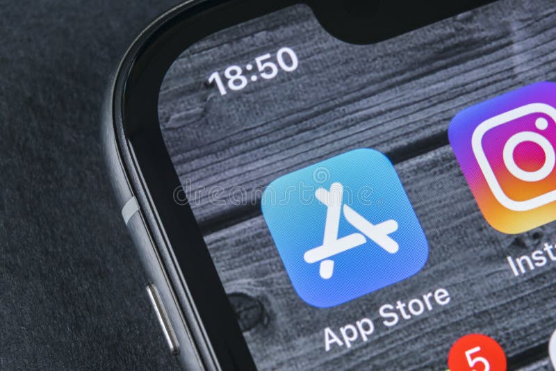 苹果计算机商店在苹果计算机iPhone x智能手机屏幕特写镜头的应用象 app商店流动应用象 3d网络照片回报了社交 A 免版税库存图片 苹果计算机商店在苹果计算机iPhone x智能手机屏幕特写镜头的应用象 app商店流动应用象 3d网络照片回报了社交 A 免版税库存图片
