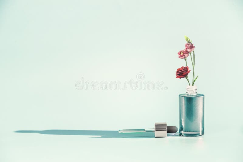 草本护肤化妆用品和秀丽概念 有吸管的面部血清或油瓶或吸移管和花 库存照片 草本护肤化妆用品和秀丽概念 有吸管的面部血清或油瓶或吸移管和花 库存照片