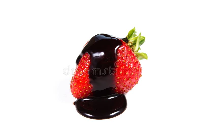 草莓在巧克力涮制菜肴浸洗了
