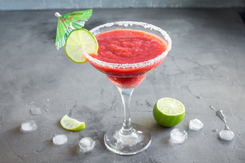 草莓玛格丽塔或代基里酒Ð ¡ ocktail 免版税库存照片