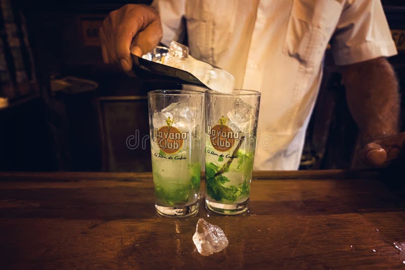 莫吉托鸡尾酒在La Bodeguita del Medio酒吧 库存照片 莫吉托鸡尾酒在La Bodeguita del Medio酒吧 库存照片