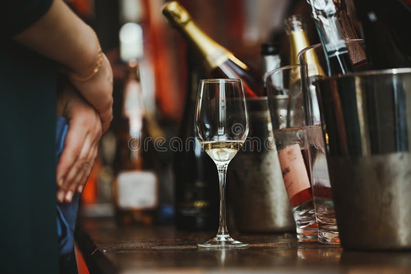莫斯科,俄国联盟3月30日2019年:品酒:与酒遗骸的一块玻璃在桌上在银色bucke旁边 库存图片 莫斯科,俄国联盟3月30日2019年:品酒:与酒遗骸的一块玻璃在桌上在银色bucke旁边 库存图片