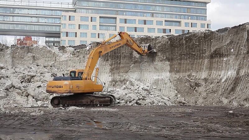 莫斯科 俄国 新闻 今天 挖掘机毁坏雪山 后果的多日降雪 斯诺伊天气 室外